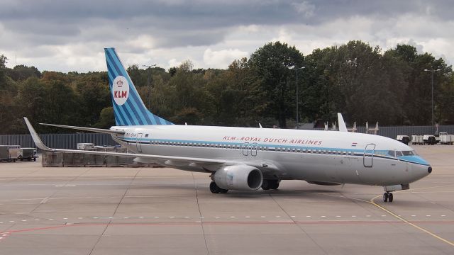 Boeing 737-800 (PH-BXA) - "Swan"