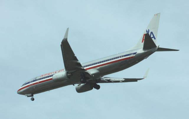 Boeing 737-700 (N820NN) - On Final 30L, Arrival Flt 1041 from Chicago