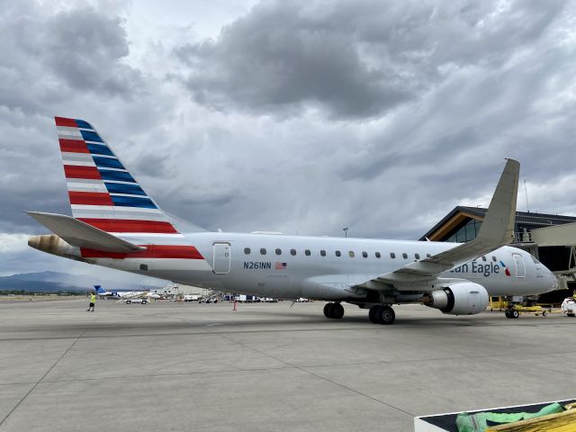 Embraer 175 (N261NN)