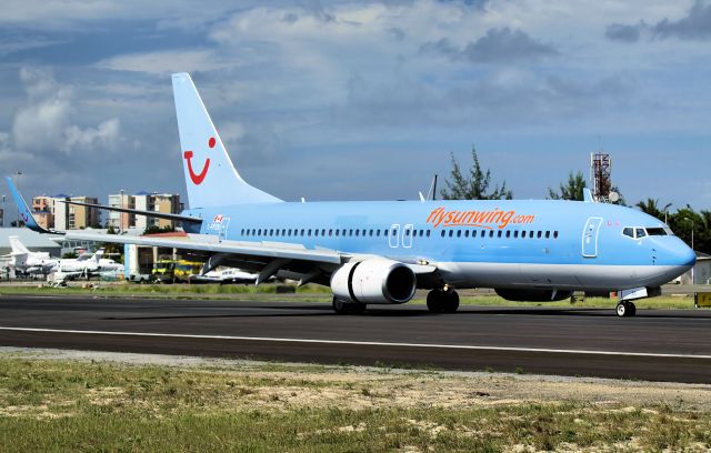 Boeing 737-800 (C-FPZB)