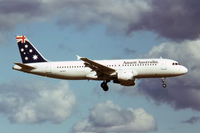 Cessna Chancellor (VH-HYL) - ANSETT AUSTRALIA AIRLINES - AIRBUS - A320-211 - REG : VH-HYL (CN 229) - WEST BEACH ADELAIDE SA. AUSTRALIA - YPAD (15/12/1993) 35MM SLIDE SCANNED AT 6400 DPI.