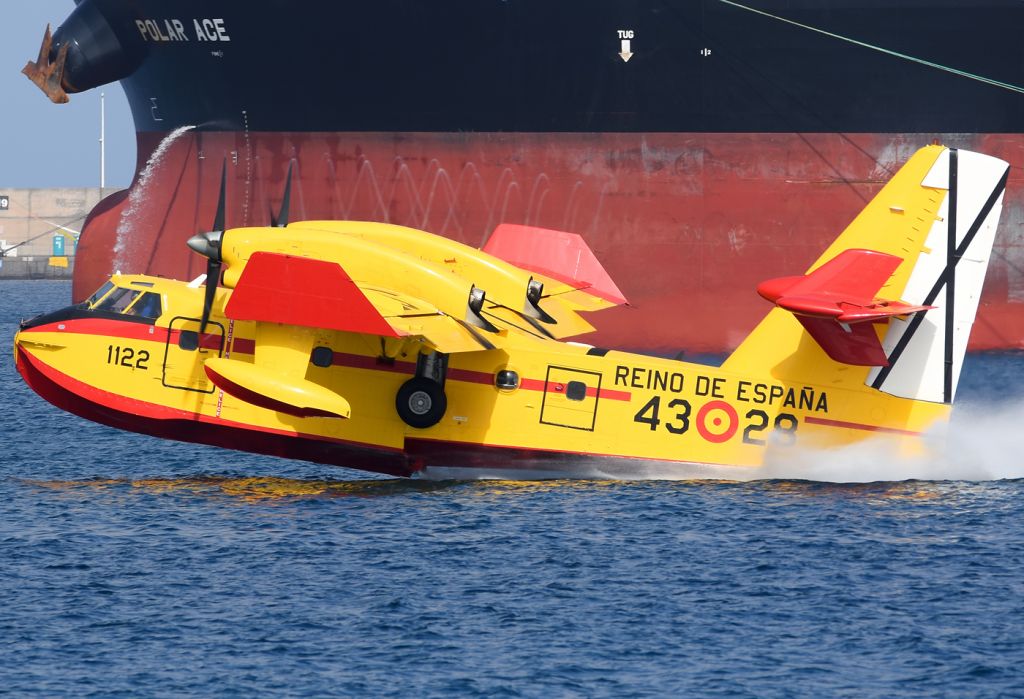 Canadair CL-415 SuperScooper (HER1328) - Registration UD.13-28