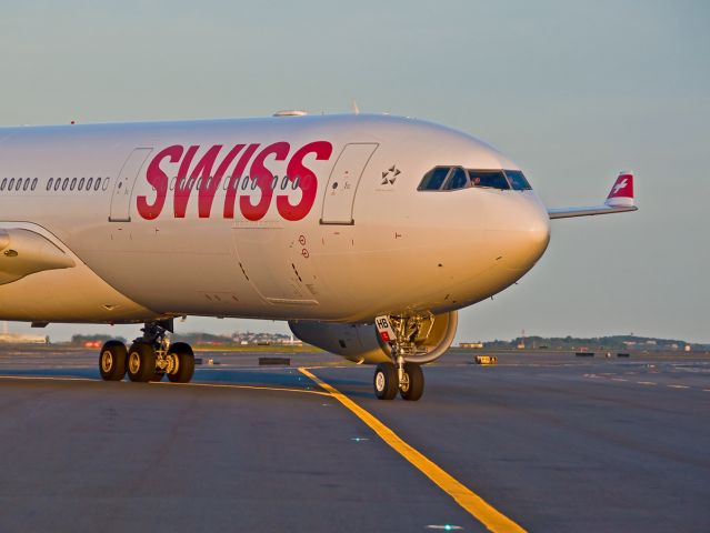 Airbus A330-300 (HB-JHB) - Golden Swiss 52 from ZRH