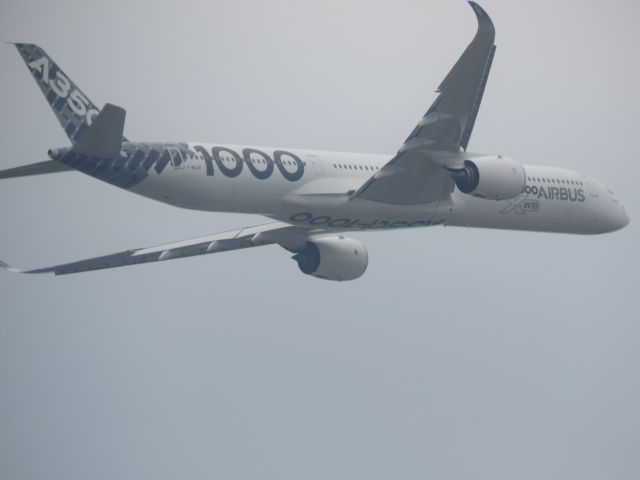 Airbus A350-900 (F-WLXV) - Airbus A350-1000 performing at the Farnborough Airshow 2018