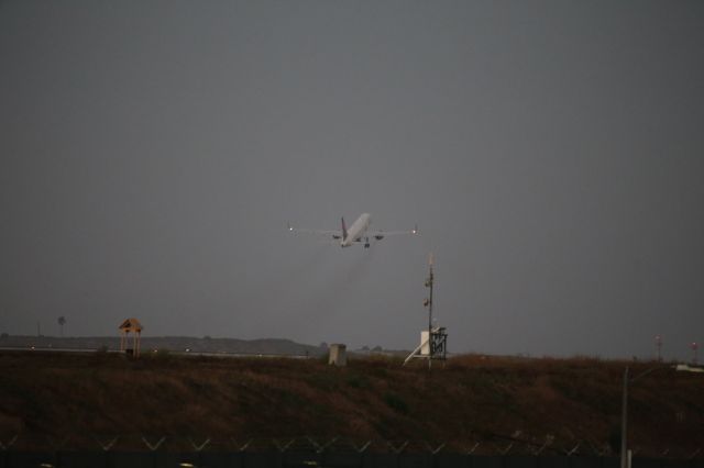 Boeing 757-200 (N823DX)