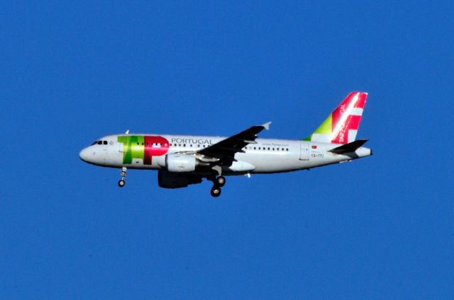 Airbus A319 (CS-TTJ) - Ready to land