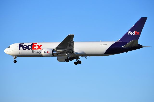 BOEING 767-300 (N165FE)