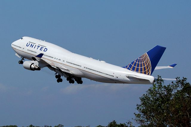 Boeing 747-200 (N128UA)