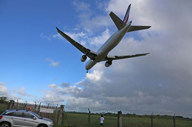 BOEING 777-300ER (F-GSQR)