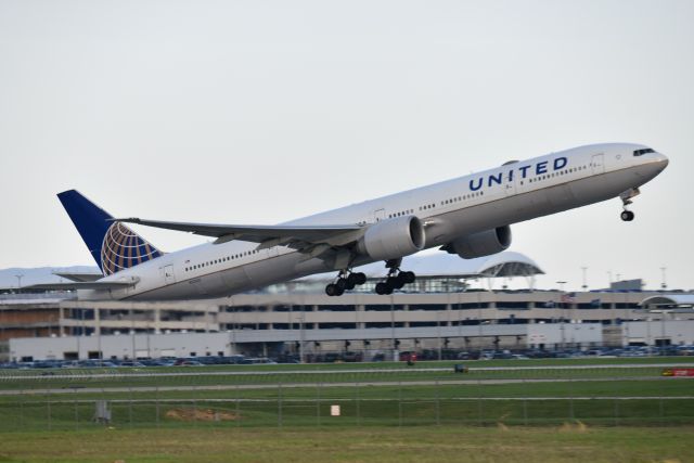 BOEING 777-300 (N2332U) - 23-R 04-20-23