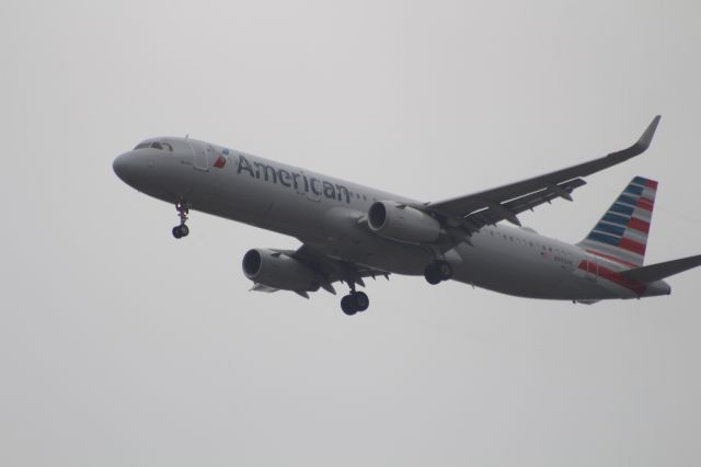 Airbus A321 (N993AN) - APPROACH 27 KSAN