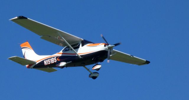 Cessna Skylane (N151BS) - On short final is this 2001 Cessna 182S Skylane in the Autumn of 2022.