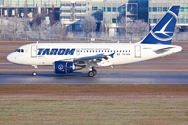 BOEING 737-300 (YR-ASA)