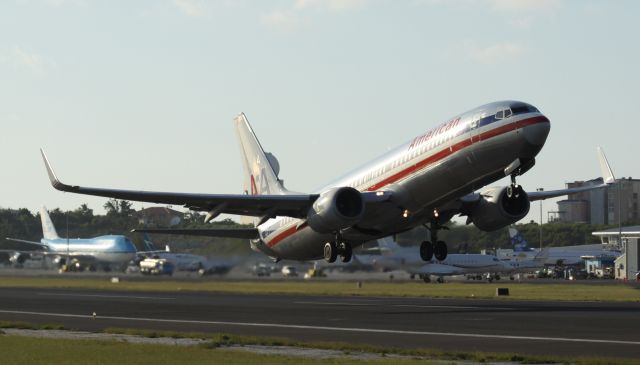 Boeing 737-800 (N910AN)