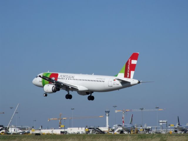 Airbus A320 (CS-TNA)