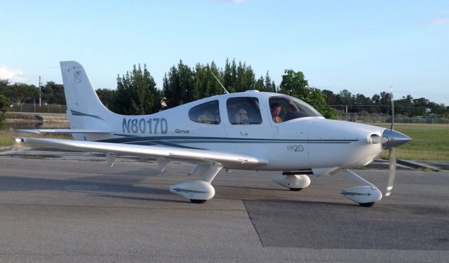 Cirrus SR-20 (N8017D)