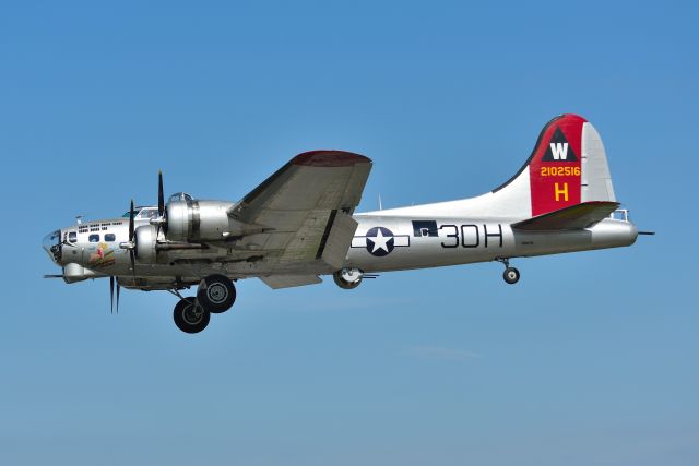 Boeing B-17 Flying Fortress (N5017N) - Aluminum Overcast on Final runway 19