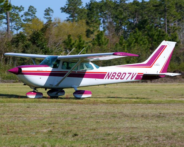 Cessna Skyhawk (N8907V)