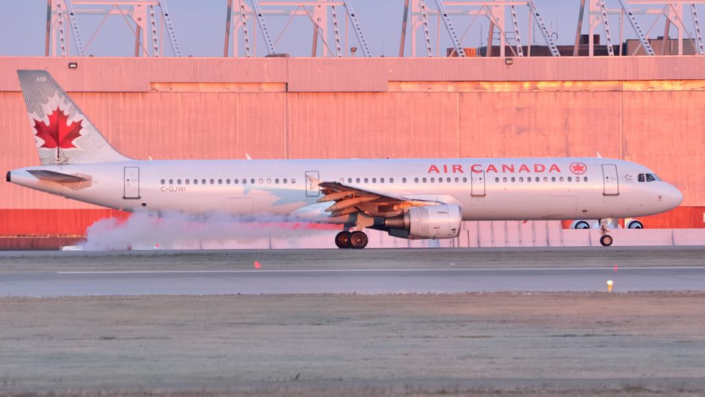 Airbus A321 (C-GJWI) - Cold morning engine start.