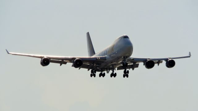 Boeing 747-400 (N412MC)