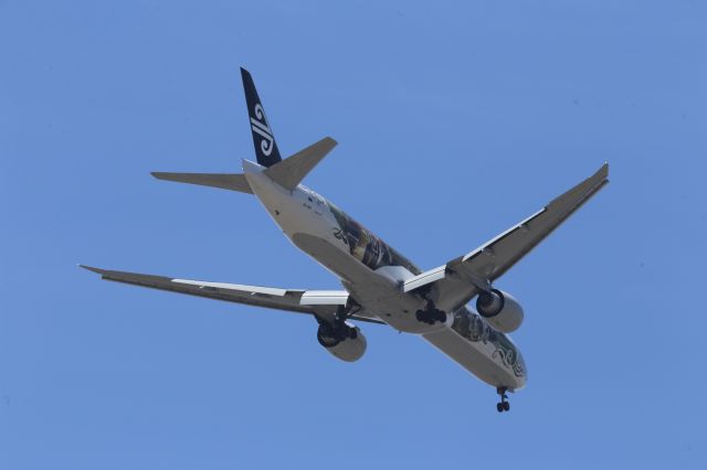 BOEING 777-300 (ZK-OKP)