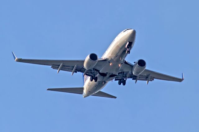 Boeing 737-700 —
