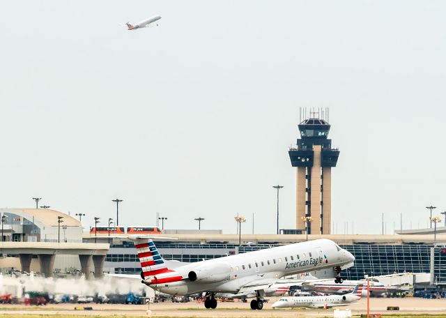 Embraer ERJ-145 —