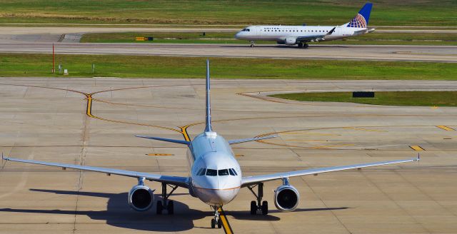 Airbus A320 (N465UA)