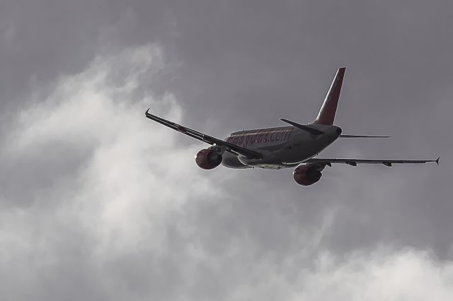 Airbus A319 (G-EZDI)