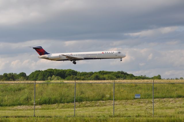 McDonnell Douglas MD-80 —