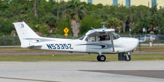 Cessna Skyhawk (N53352) - Departing runway 5