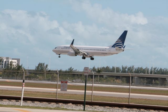 Boeing 737-800 (HP-1827CMP)