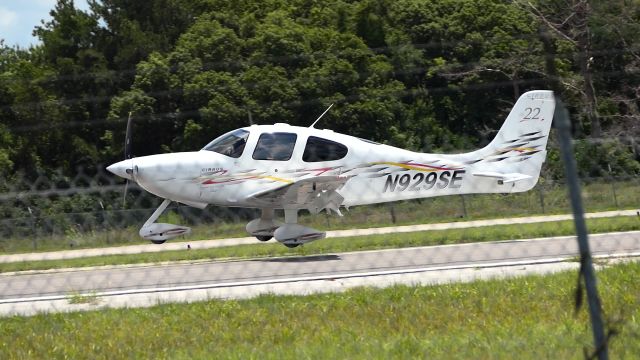 Cirrus SR-22 (N929SE)