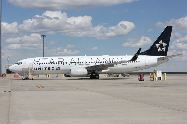 Boeing 737-800 (N76516)