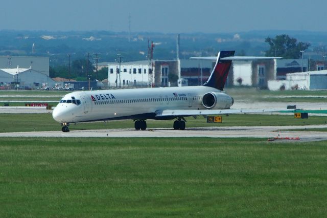 McDonnell Douglas MD-90 (N940DN)