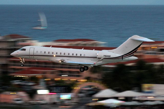 Bombardier Global Express (N162QS) - From the Sonesta Hotel