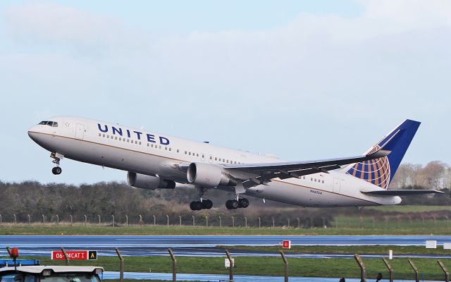 BOEING 767-300 (N660UA) - united b767-322er n660ua dep shannon for newark 17/3/19.