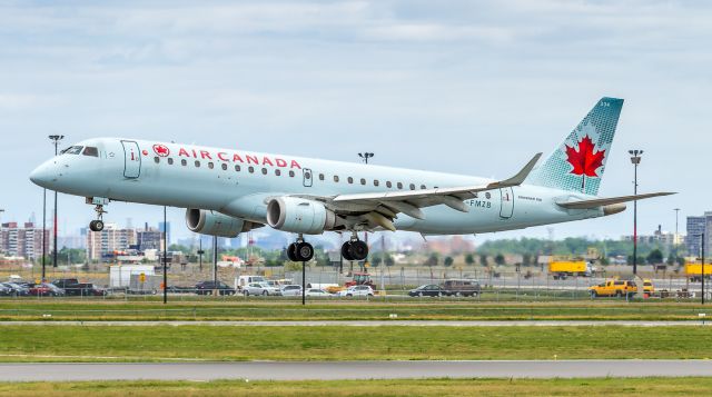 Embraer ERJ-190 (C-FMZB)