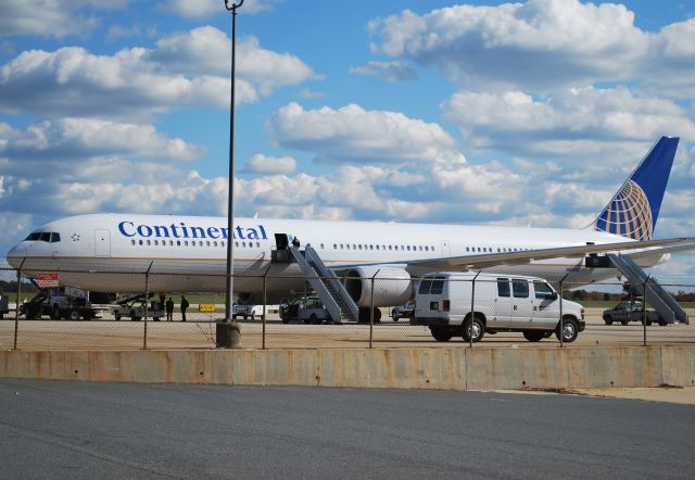 BOEING 767-400 (N66051) - Flt 1920 just unloaded the NFL New Orleans Saints team for their game on Sunday against the Carolina Panthers - 11/6/10