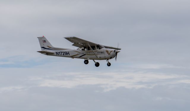 Cessna Skyhawk (N1729H) - Landing runway 5