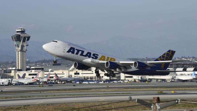 Boeing 747-400 (N854GT) - Departing LAX on 25L