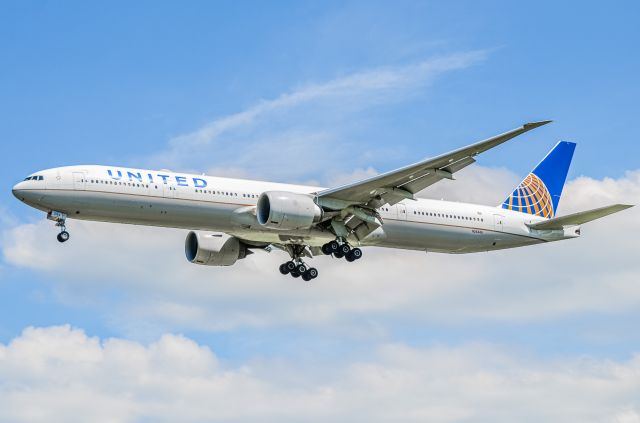 BOEING 777-300 (N2644U)