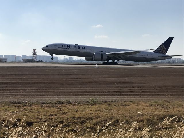 Boeing 777-200 (N2645U) - Landing on runaway 21 at LLBG.