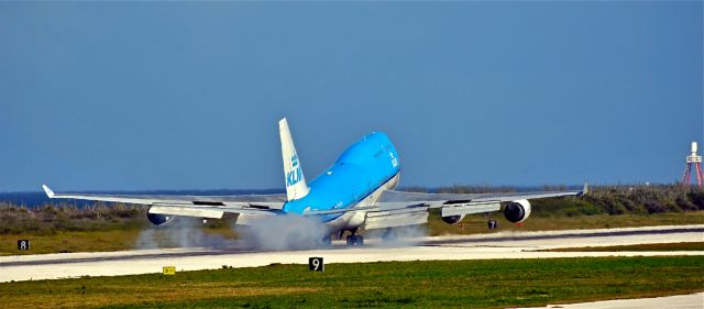 Boeing 747-400 — - Boeing 747-400 moest op Hato Airport op Curaçao een doorstart maken nadat de landing verkeerd uitpakte.