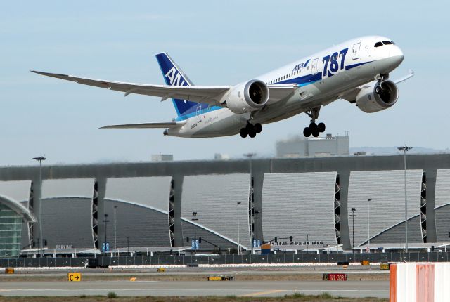 Boeing 787-8 (JA806A) - Dreamliner takeoff Dec. 6, 2013