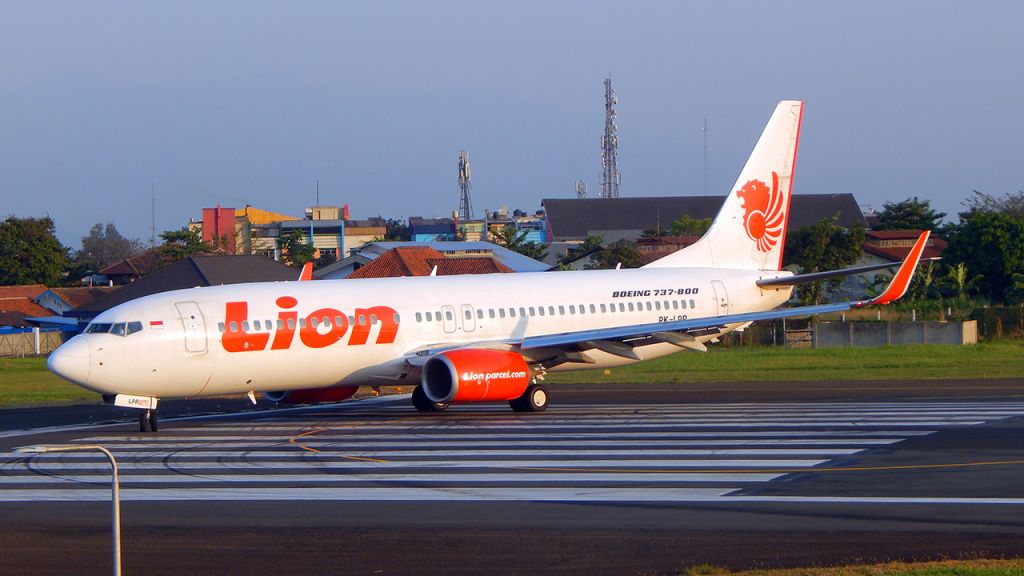 Boeing 737-800 (PK-LPR) - Lima Papa Romeo backtrack for runway 29