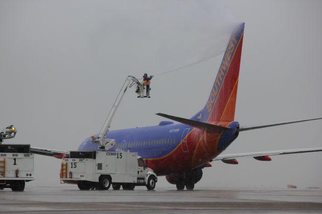 Boeing 737-700 (N274WN) - Spring snow storm in the Rockies.