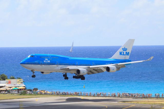 Boeing 747-400 (PH-BFG) - KLM PH-BFG over maho on st maarten