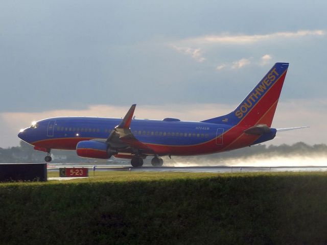 Boeing 737-700 (N704SW)