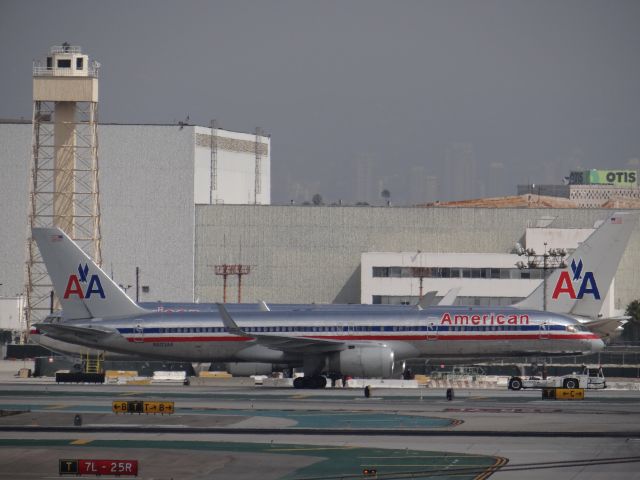 Boeing 757-200 (N603AA)